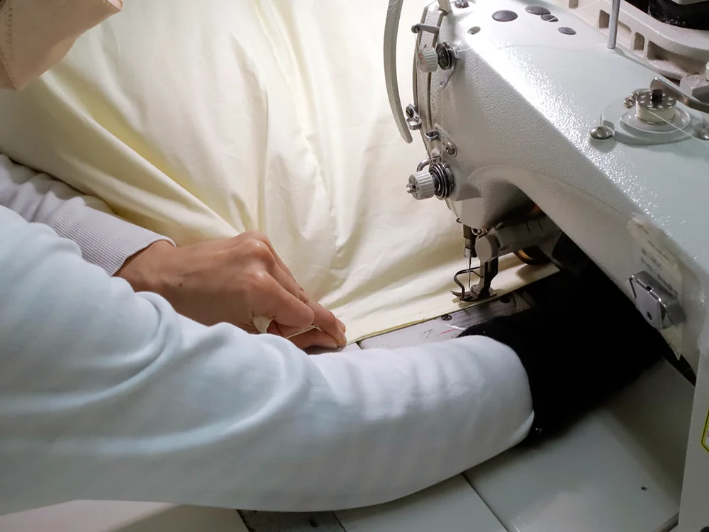 羽毛ふとんを縫製する工程