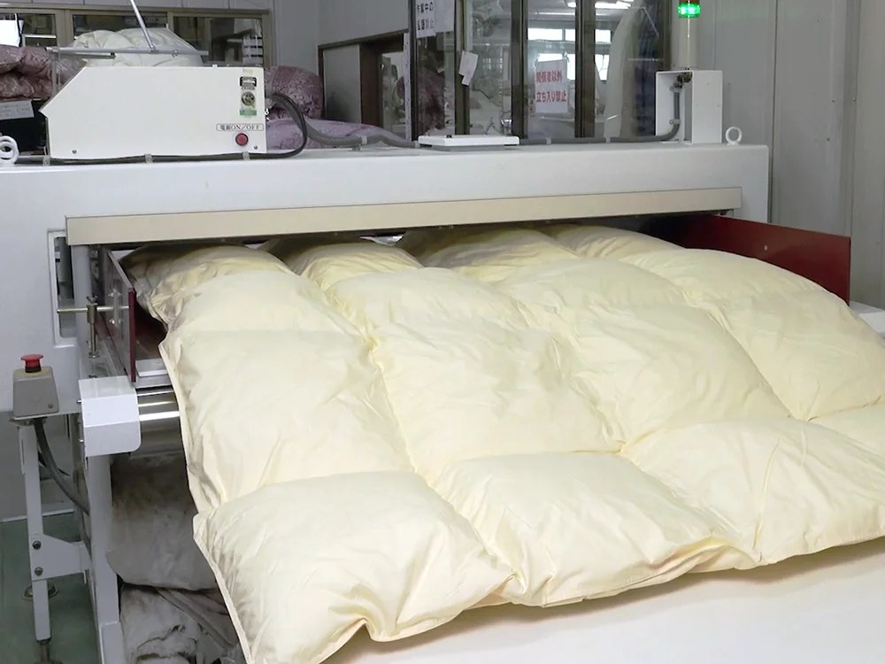 完成した羽毛ふとんを検品する工程
