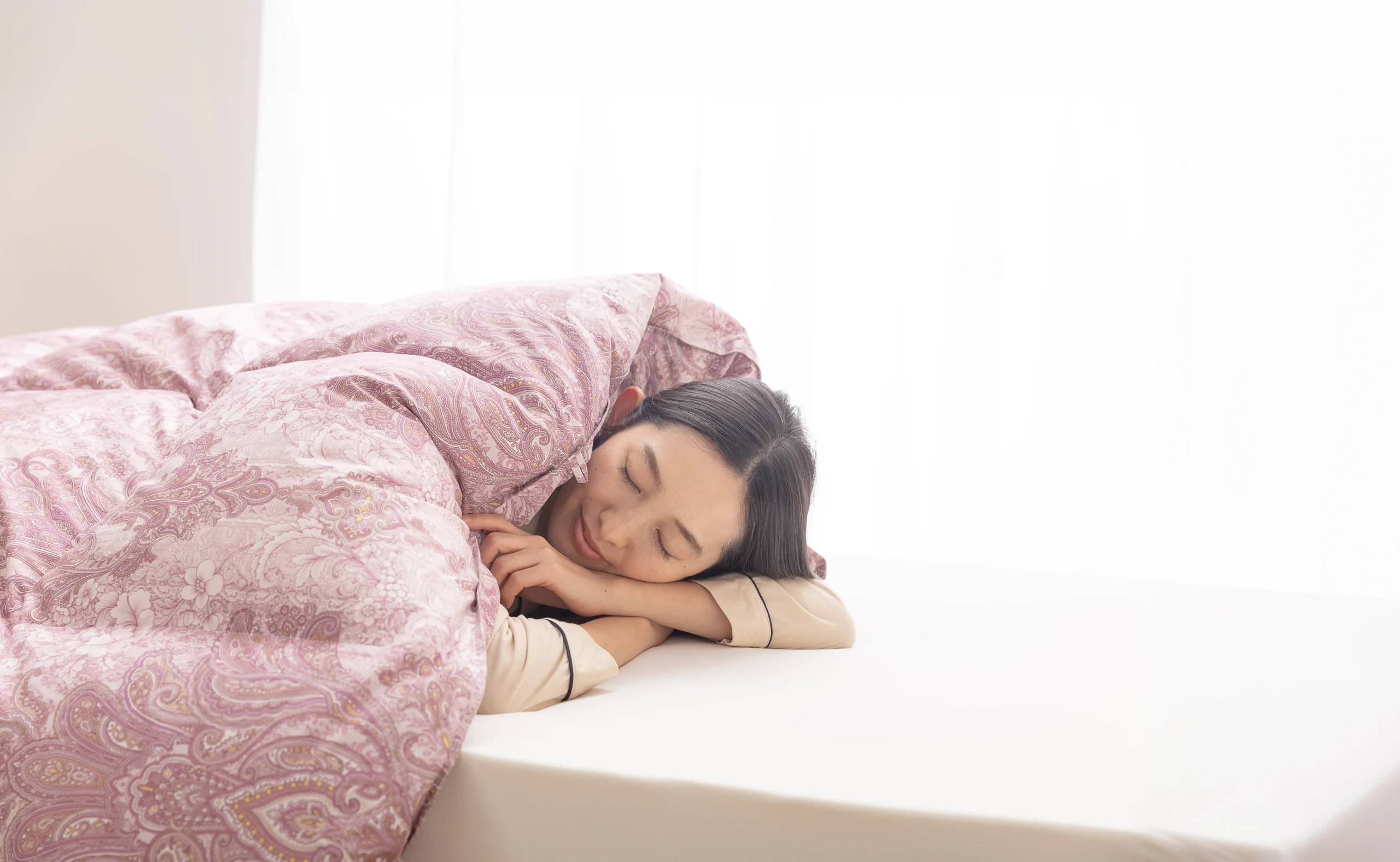 超長綿生地の羽毛ふとんを使用する様子